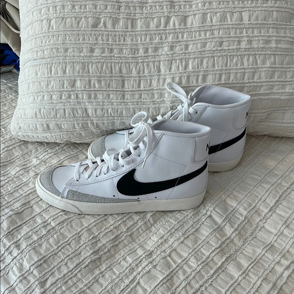 NWOT Men’s Nike White and Black High-Tops - Picture 3 of 7